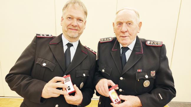 Zwei verdiente Feuerwehrmänner geehrt