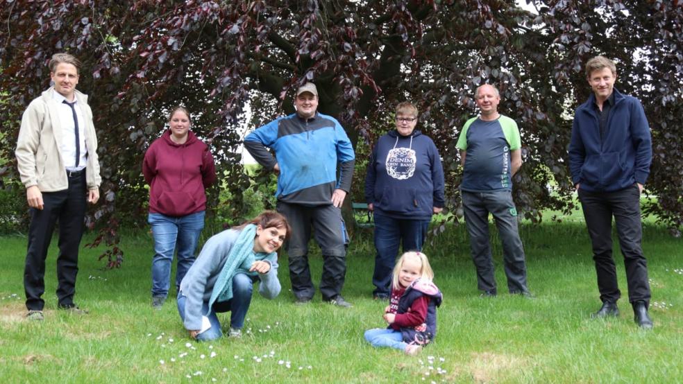 Erinnerungsfoto im Garten in Kanaldpolder: Schauspieler Holger Stockhaus (Bestatter Wolfgang Habedank), Heike Janssen, Jörg Janssen, Berta Janssen, Detert Gruis und Schauspieler Maxim Mehmet (Polizist Henk Janssen, stehend von links) sowie (kniend) Schauspielerin Sophie Dal (Polizistin Süher Özlügül) mit der dreijährigen Finja Janssen. © privat