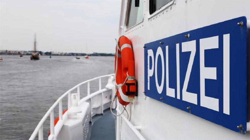 Die Wasserschutzpolizei Emden ermittelt jetzt nach einem Ölunfall im Papenburger Hafen.  © Foto: Polizei