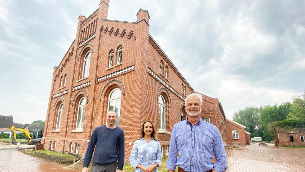 Der Hofherr und sein Team: Helmuth A. Brümmer mit Projektleiterin Stefanie Hartog und Bauleiter Ditmar Lübbers (von rechts).  © Fotos: Hanken