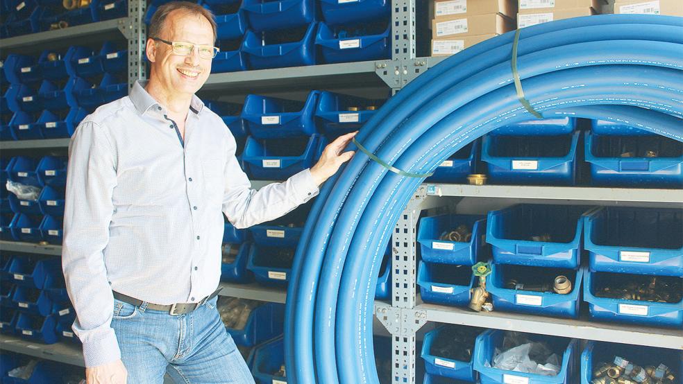 Wilhelm Frey im Materiallager des WVV. Im Rheiderland werden Leitungen aus Polyethylen eingesetzt.  © Foto: Berents