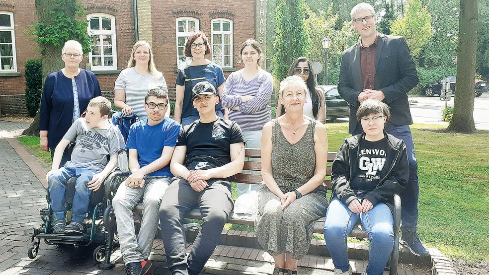 Schüler der Greta-Schoon-Schule trafen sich mit Hildegard Hinderks (hintere Reihe links), Bürgermeister Heiko Abbas und Angelika Janssen-Harms (vordere Reihe) um Einblicke in die Verwaltungsarbeit zu gewinnen.  © Foto: Berents