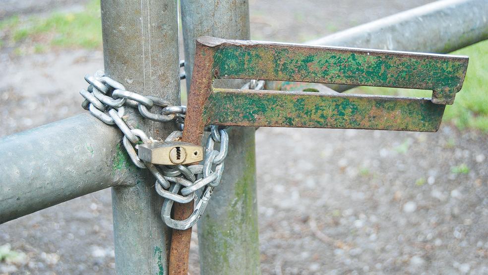 Der Stapelmoorer Park ist bis auf weiteres wegen nicht standsicherer Bäume für die Öffentlichkeit gesperrt.  © Foto: Hoegen