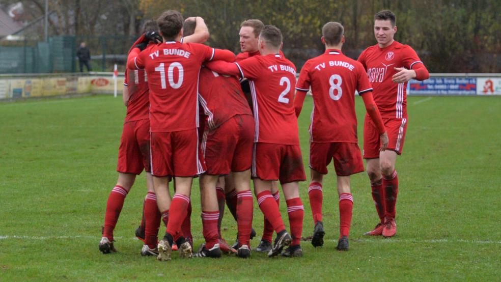 Die Fußballer des TV Bunde wollen ungeachtet des Rücktritts ihres Vorstandes heute in Strudden über die errungene Bezirksliga-Meisterschaft jubeln. © Born