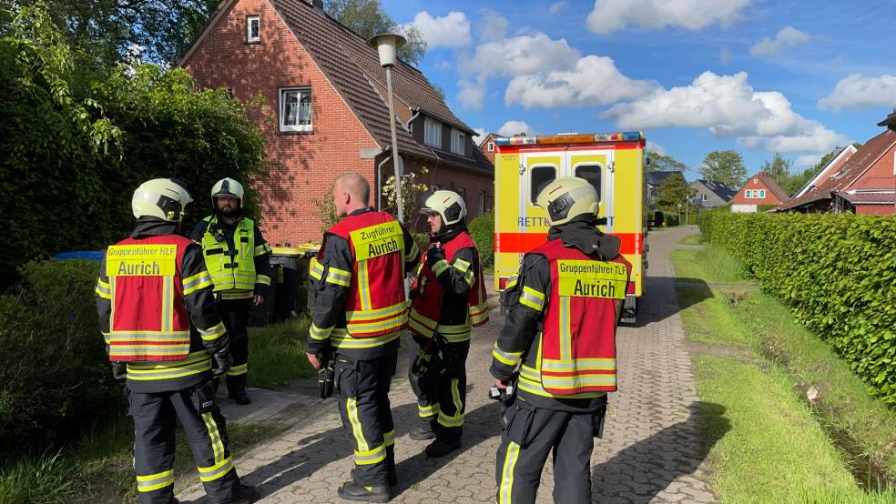 Ein Großaufgebot an Einsatzkräften war bei der Rettung eines Bewusstlosen aus einer verrauchten Wohnung in Aurich im Einsatz. © Feuerwehr