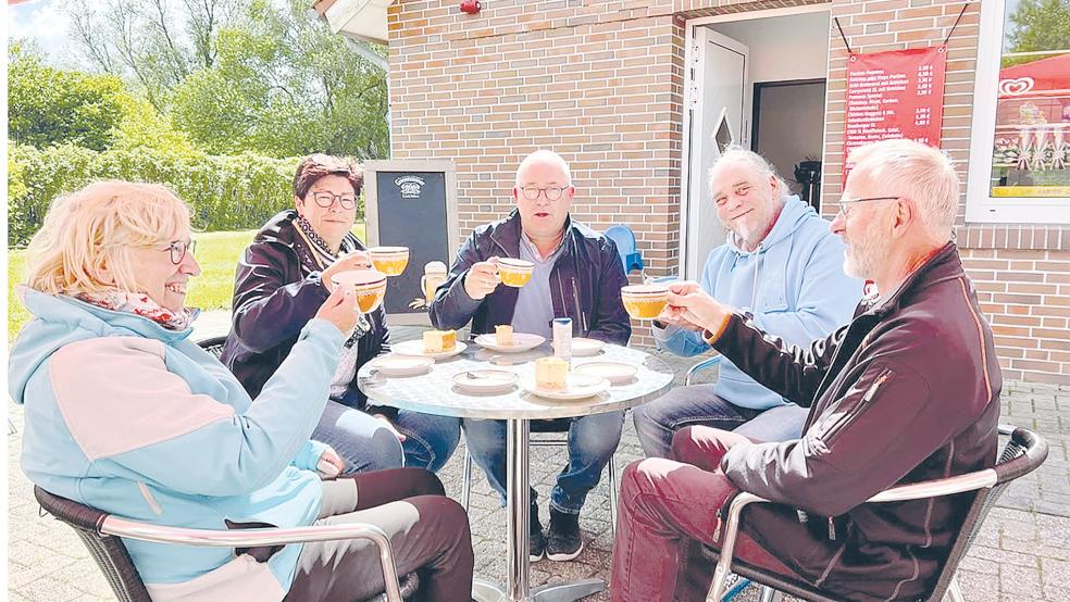 Das Foto zeigt Andreas Hess (zweiter von rechts), Diana Heikens, Bürgermeister Hans-Peter Heikens sowie Birgit und Bernhard Faißt aus Baiernsborn aus dem Schwarzwald, die ihren Urlaub in Jemgum verbringen und viel mit dem Rad unterwegs sind.<br />  © Foto: privat