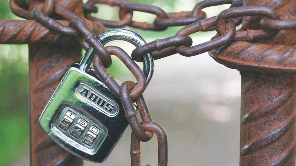 Fest verschlossen ist derzeit das Tor zum Hessepark in Weener.  © Foto: Hoegen