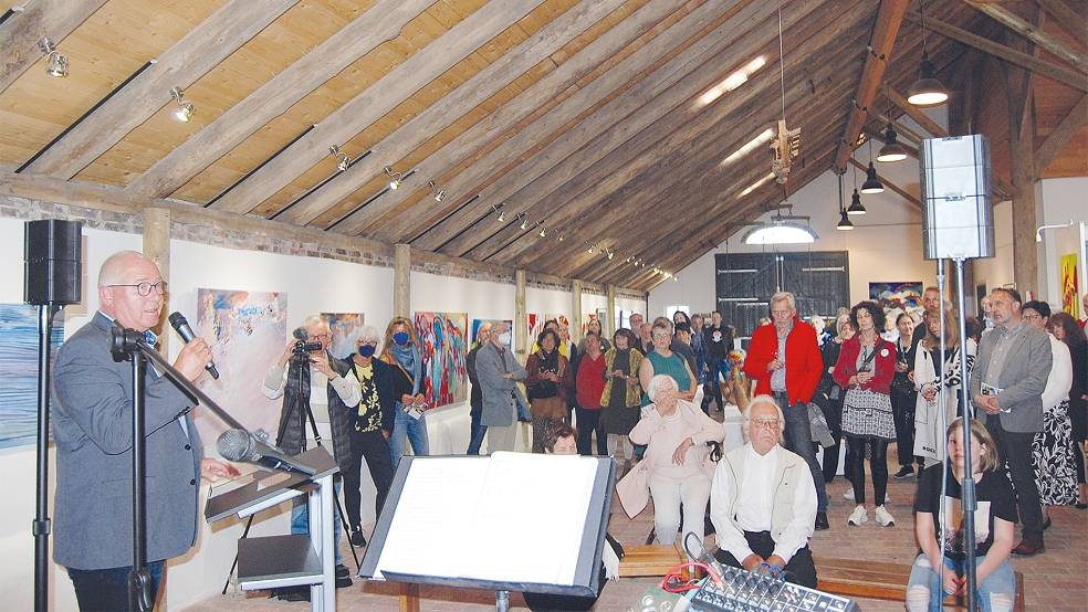 Volles Haus: Bürgermeister Hans-Peter Heikens begrüßte die zahlreichen Gäste in der Kunstscheune bei der Eröffnung von »Kunstgezeiten 5 - Fantastische Welten« in Jemgumgaste.  © Fotos: Hoegen
