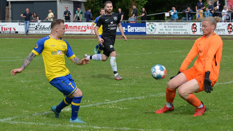 Allzu oft scheiterte Denis Zeqollari beim Torabschluss an Loquards Keeper Lukas Meinen und seinen Vordermannen. Erst in der Nachspielzeit entschied der Weeneraner die Partie.  © Fotos: Born