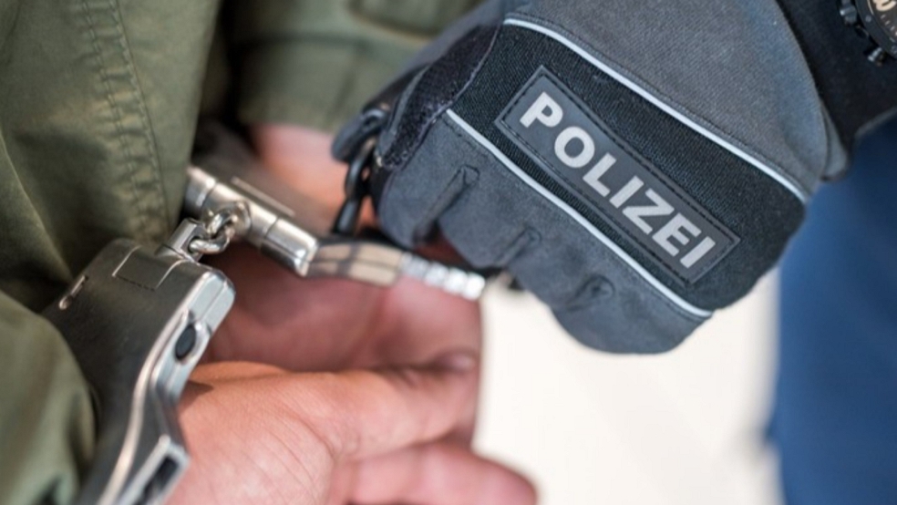 Ein 32-jähriger Mann ist dem grenzüberschreitenden Polizeiteam bei der Kontrolle eines Fernreisebusses in Bunde ins Netz gegangen. © Bundespolizei