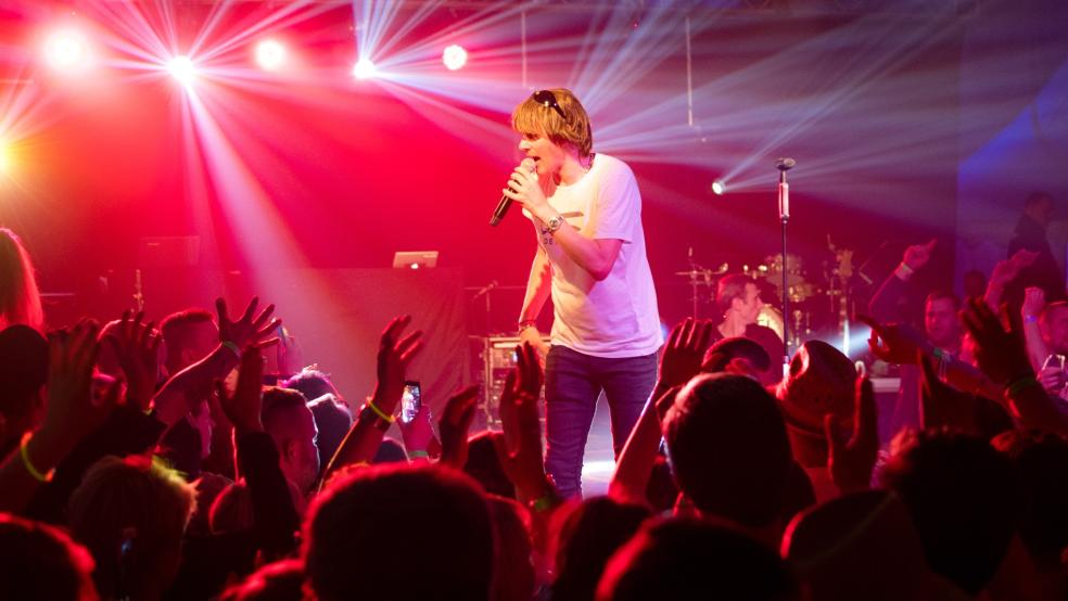 Bereits 2018 trat Mickie Krause bei der Rheiderländer Nacht auf. In diesem Jahr kommt er wieder nach Weener.  © Bruins