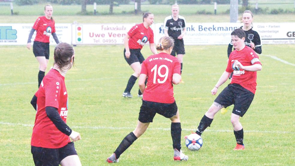Lena Becker (am Ball) führte die SG in Flachsmeer als Kapitänin an.  © Foto: Ammermann