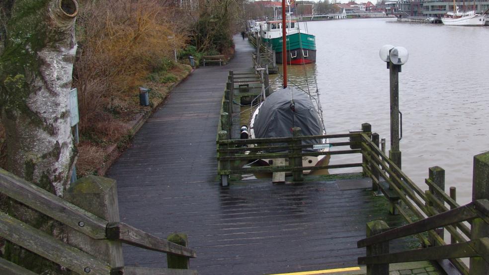 Ein Hund ist unter die Uferpromenade am Leeraner Hafen geraten. © Boelmann (Symbolbild)