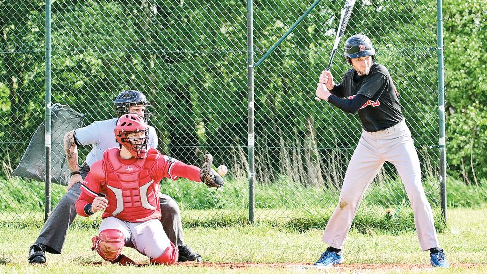 Den hat Carsten Voß. Der 1. Vorsitzende des SV Ems ist hier als Catcher der Jemgum Dykereeves im Einsatz. In der Offensive sorgte er in beiden Spielen für je einen Run.  © Foto: Bruins