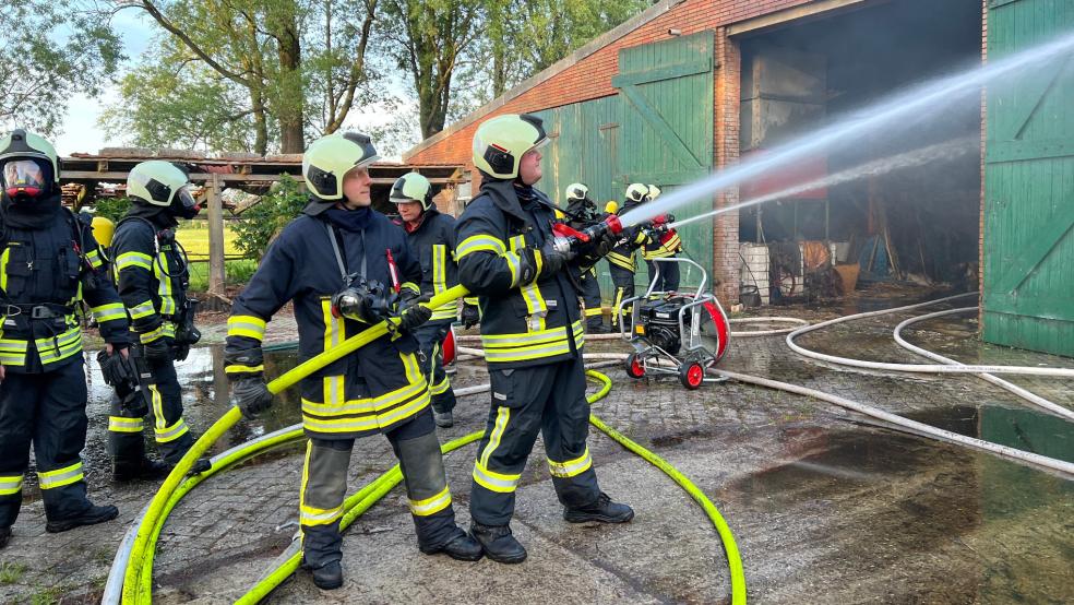 Beim Eintreffen der ersten Einsatzkräfte griffen die Flammen bereits auf den Dachstuhl der Halle über.  © Feuerwehr Aurich