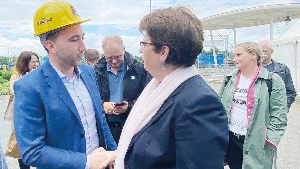 Begrüßung am Werkstor: Landes-Ministerin Birgit Honé (SPD) und Betriebsratsvorsitzender Nico Bloem.  © Foto: Hanken
