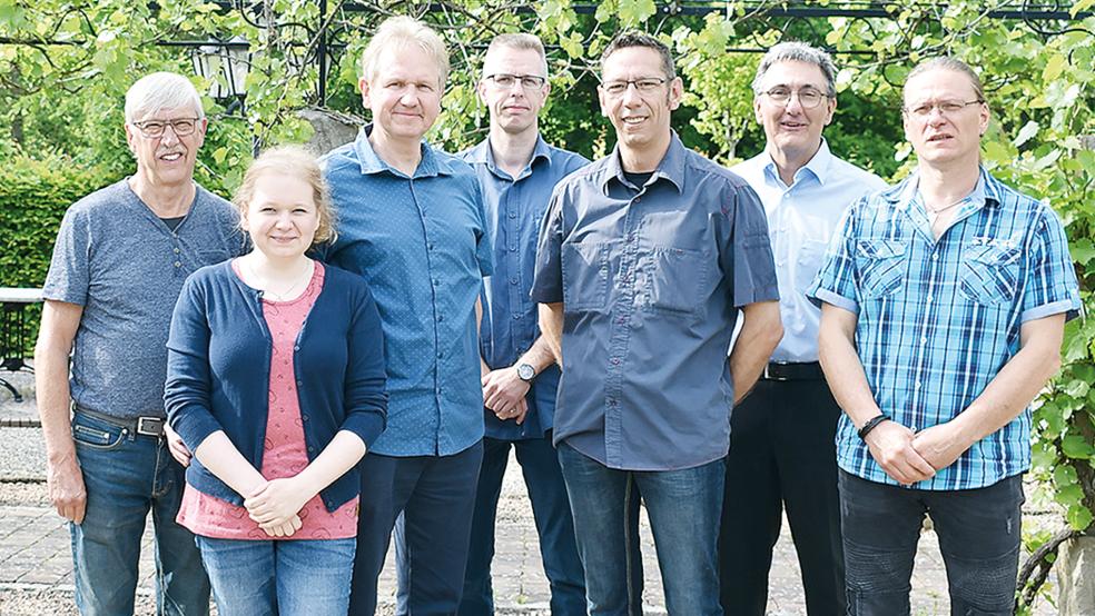 Neuer und alter Vorstand: (von links) Dieter Seemann (Vereinsgründer), Ina Gebler, Ralph Gebler (ehemalige Vorsitzende), Sven Süssen (Schriftführer), der neue Vorsitzende Jürgen Mies, Dr. Frank Simon (stellvertretender Vorsitzender), Johann Gronewold (neuer 2. stellvertretender Vorsitzender).  © Foto: privat