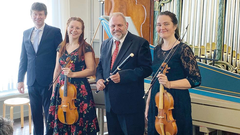 Nicht draußen, sondern drinnen im Organeum fand das »Gartenkonzert« mit (von links) Winfried Dahlke (Cembalo), Johanne Wienroth (Viola), Hajo Wienroth (Traversflöte) und Arwen Bouw (Violone) statt.  © Foto: Kuper