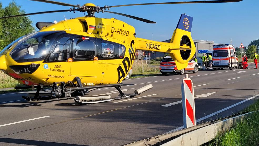 Ein Rettungshubschrauber landete auf der B 70, um die lebensgefährlich verletzte Frau in ein Krankenhaus zu fliegen. © Wolters