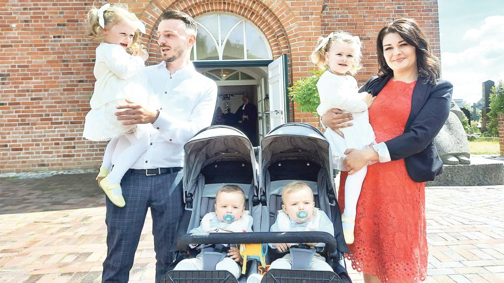 Vor der lutherischen Matthäikirche in Bingum: Alexander und Olga Winter mit den Zwillingsschwestern Alina und Sofia und den Zwillingsbrüdern Gabriel und Leonard nach der Taufe mit Seltenheitswert.  © Foto: Szyska