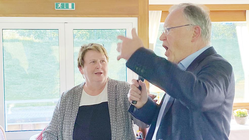 Der »Admiral« auf der »Admiral«: In bester Laune präsentierte sich Spitzenkandidat und Ministerpräsident Stephan Weil, der hier ein Loblied auf Hanne Modder anstimmte.  © Fotos: Hanken