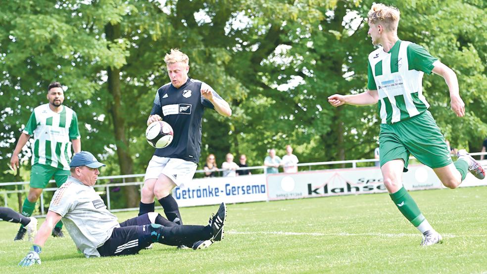 Die Stapelmoorer um Alisson Menezes (links) und Lukas Yzer konnten Gäste-Keeper Michael Voss nicht überwinden.  © Foto: Bruins