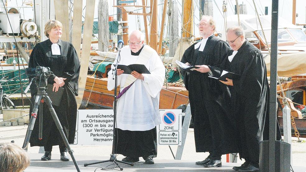 Predigt, Liturgie und Lesung des ökumenischen Gottesdienstes versorgten (von links) Pastorin Anne Ulferts (Möhlenwarf), Diakon Meinhard Huisinga (Boen), Pastor Armin Siegmund (Bingum) und Pastor Martin Schneider (Ditzum).  © Fotos: Kuper