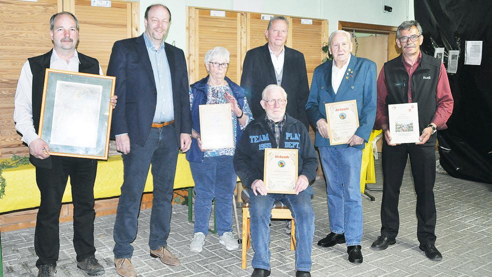 In Weener trafen sich jetzt die Mitglieder des Vogel- und Naturschutzvereins. Das Foto zeigt von links: 2. Vorsitzender Johann Santjer, Maik Lindhorst (AZ), die beiden neuen Ehrenmitglieder Bina Kaminski und Albert Wiegmann, Uwe Bischoff (DKB), das neue Ehrenmitglied Berhard Bartels und der 1. Vorsitzende Rudolf Schaa.  © Foto: privat
