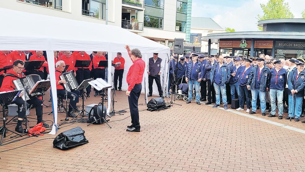 Durch die Innenstadt von Winschoten schallten am Wochenende zahlreiche maritime Lieder.  © Foto: Wolters