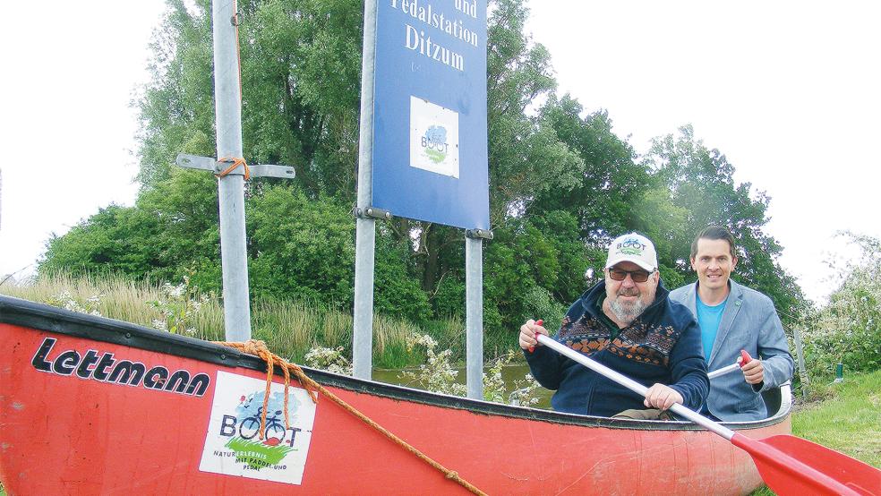 Der 68-jährige Uwe Brodkorb (vorne) hat das Ruder übernommen in den »Paddel und Pedal«-Stationen in Ditzum und Ditzumerverlaat. Rückendeckung bekommt er von Arno Ewen, Fachbereichsleiter der Touristik GmbH »Südliches Ostfriesland«.  © Foto: Szyska