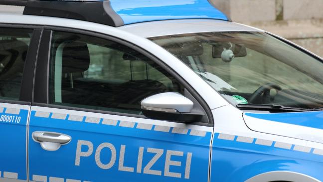 Mann in Graben geschubst und beklaut