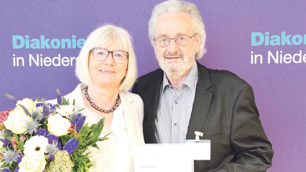 Volker Kraft mit seiner Frau Hanna bei der Verleihung des Lukas-Preises in Hannover. Seiner Frau und seinem Team im Sozialen Kaufhaus und beim »Brotkorb Rheiderland« dankte der Geehrte ausdrücklich für die Unterstützung.  © Foto: privat