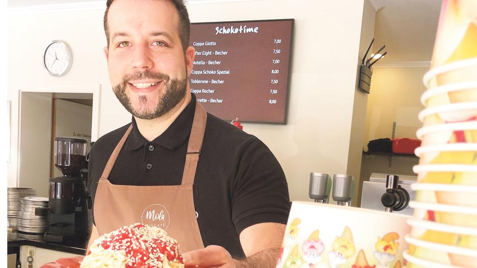 Die Produktionskosten für Eis sind stark gestiegen. Marcelo Giampietro, Inhaber der Bunder Eisdiele Mola, hat deshalb die Preise etwas erhöht.  © Foto: Busemann