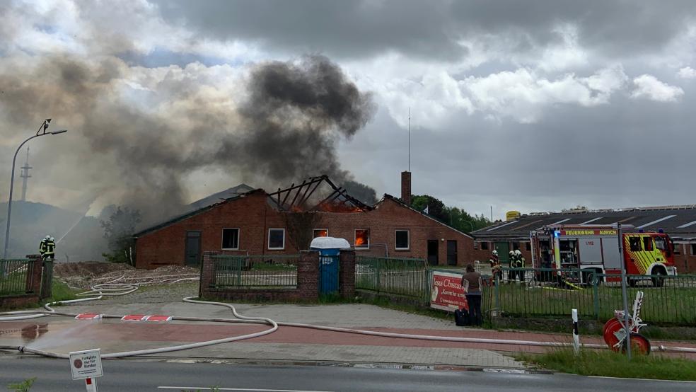 Der vordere Gebäudeteil brannte bereits in voller Ausdehnung, als die ersten Feuerwehrleute eintrafen.  © Feuerwehr Aurich