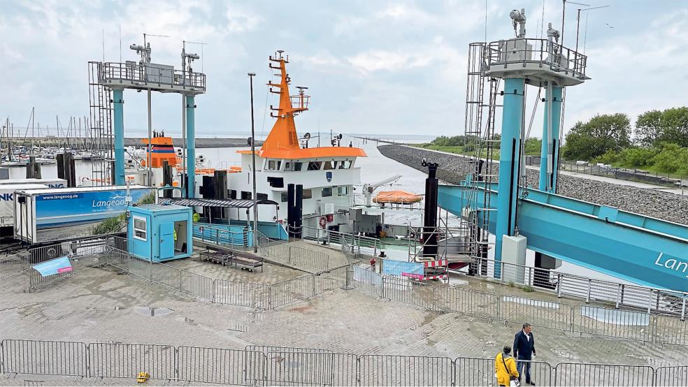 Am Anleger in Bensersiel können Passagiere der Inselfähren wieder Fußgängerbrücken nutzen. © Foto: Händel