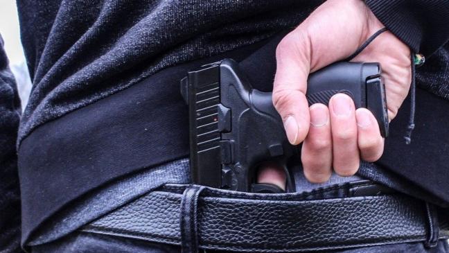 Feiernde mit Schreckschusswaffe bedroht