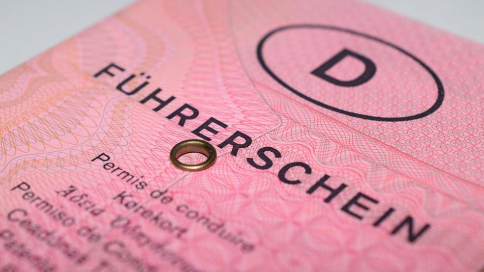 Der Unfallverursacher besitzt keinen Führerschein. Zudem war der Pkw nicht zugelassen, die Kennzeichen gehörten nicht zum Fahrzeug und der Mann stand unter dem Einfluss von Betäubungsmitteln. © Pixabay (Symbolfoto)