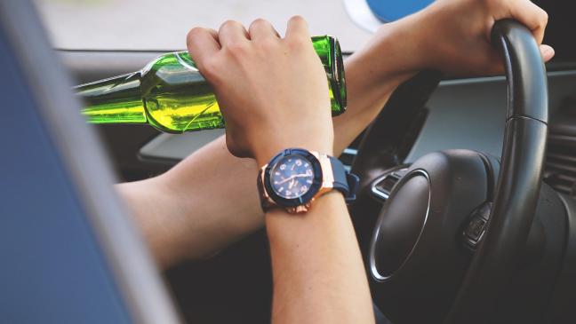 Betrunkene kommt mit Auto von der Straße ab