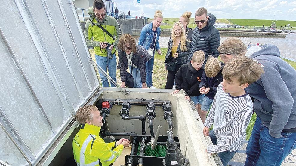 Am »Weltfischmigrationstag« zeigte Melchior Leutscher vom Wasserverband (Waterschap) »Hunze en Aa’s« an der Fischpassage in Nieuwe Statenzijl interessierten Besuchern die jungen Aale.  © Fotos: Kuper