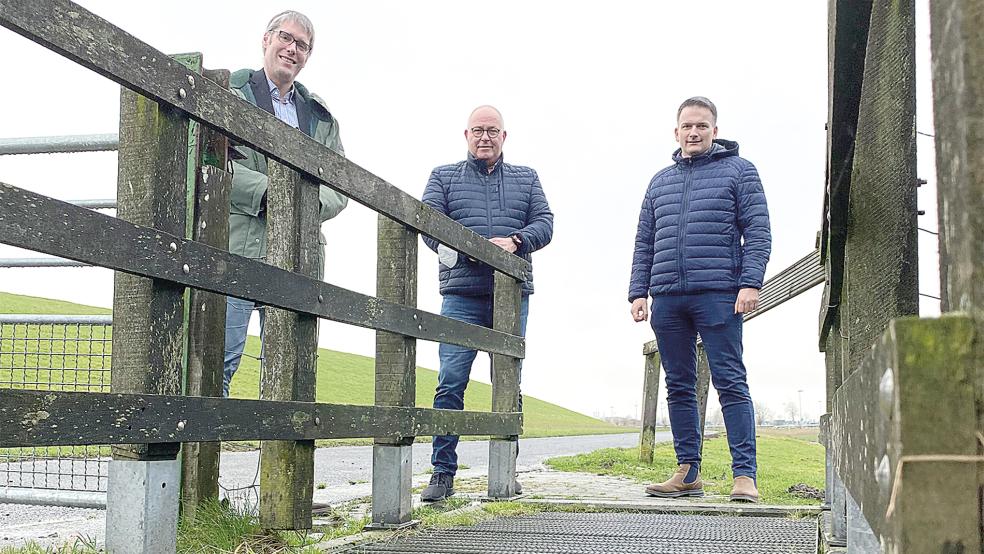 Anfang dieses Jahres war die Freude groß bei den drei Rheiderland-Bürgermeistern Heiko Abbas (Weener), Hans-Peter Heikens (Jemgum) und Uwe Sap (Bunde, von links). Doch nun ist fraglich, ob die Fördermittel für den Bau neuer Viehsperren abgerufen werden können.  © Foto: Archiv