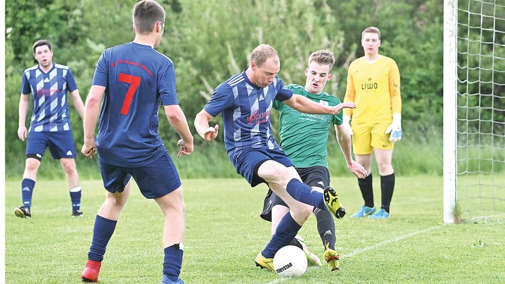 Sebastian Konken (grünes Trikot) wurde mit zwei Toren beim 4:2-Sieg gegen Ihren und dem entscheidenden Treffer gegen Warsingsfehn zum Garanten für das Sechs-Punkte-Wochenende der Bingumer.  © Foto: Bruins