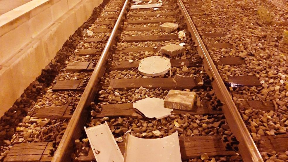 Reste des ins Gleis geworfenen Mülleimers.  © Foto: Bundespolizei