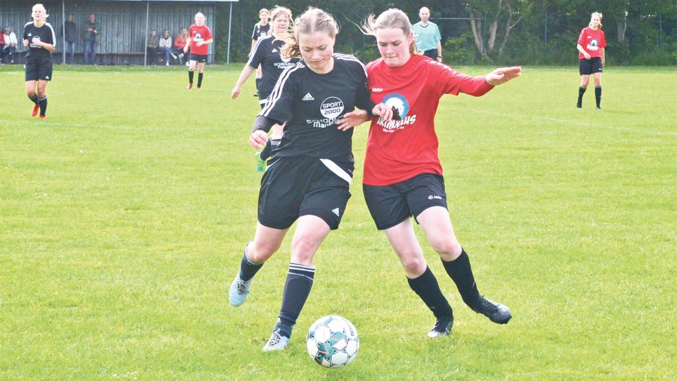 Inga Borde (rotes Trikot) von der SG Leer 04/Bingum schaltete sich immer wieder in die Offensive ein.  © Foto: Ammermann