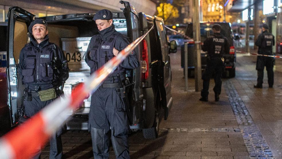 Polizeibeamte sichern, hier ein Archivbild, kistenweise Beweise nach einer Durchsuchung in einem Geschäft.  © Foto: dpa