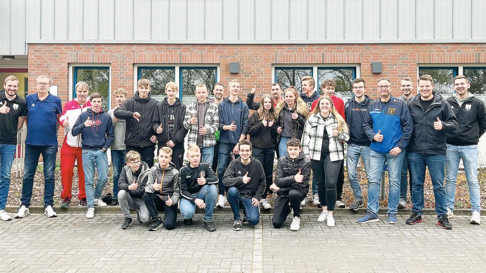 Martin Brandt (links) und Matthias Olthoff (Zweiter von links), Prüfer des Bezirksschiedsrichterausschusses, gratulierten im Anschluss den frisch ausgebildeten Schiedsrichtern.  © Foto: NFV-Kreis Ostfriesland