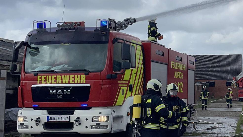 Ein Großaufgebot an Feuerwehrleuten bekämpfte den Brand der Lagerhalle in Aurich.  © Foto: Feuerwehr