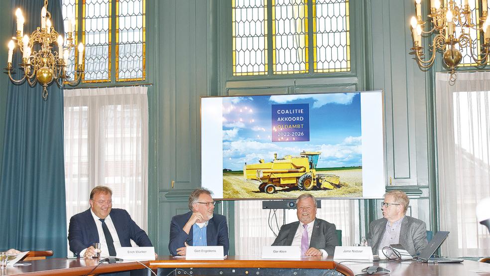 Gut gelaunt präsentieren die künftigen »wethouder« (von links) Erich Wünker (VVD), Gert Engelkens (PvdA), Ger Klein (GBO) und Jurrie Nieboer (PvhN) im Ratssaal in Winschoten das neue »Regierungsprogramm« der Gemeinde Oldambt.  © Foto: Kuper