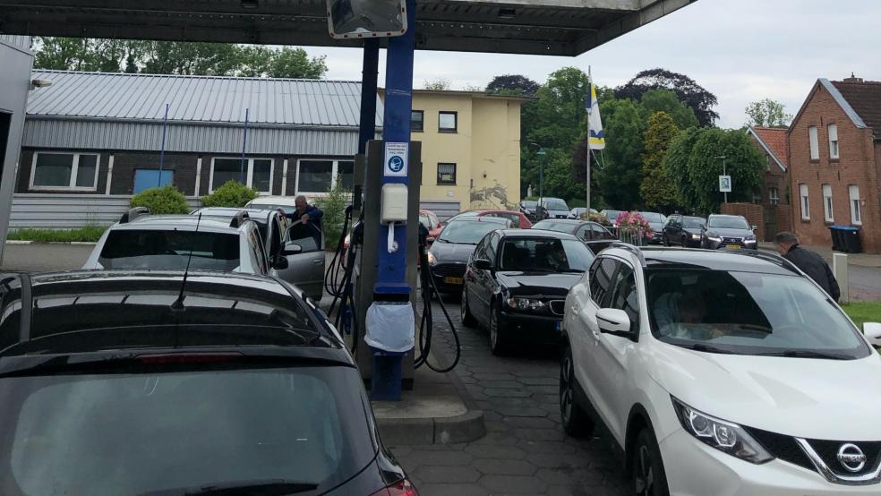 An der Drive In Tankstelle in Bunde bildete sich am Mittwochvormittag eine lange Schlange aus Autofahrern. © Busemann