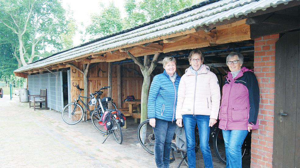 Pastorin Anne Ulferts, Jeane Schmidt als Vorsitzende des Heimatkundlichen Arbeitskreises und ihre Vorstandskollegin Hilde Otter (von links) freuen sich auf den plattdeutschen Gottesdienst zur Eröffnung des Melkstandes in Weenermoor.  © Foto: Hoegen