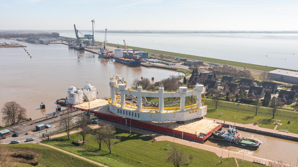Im vergangenen Jahr machte sich Fosen Yard in Emden mit dem Bau von übergroßen Bauteilen für Hochseelachs-Farmen einen Namen. © dpa